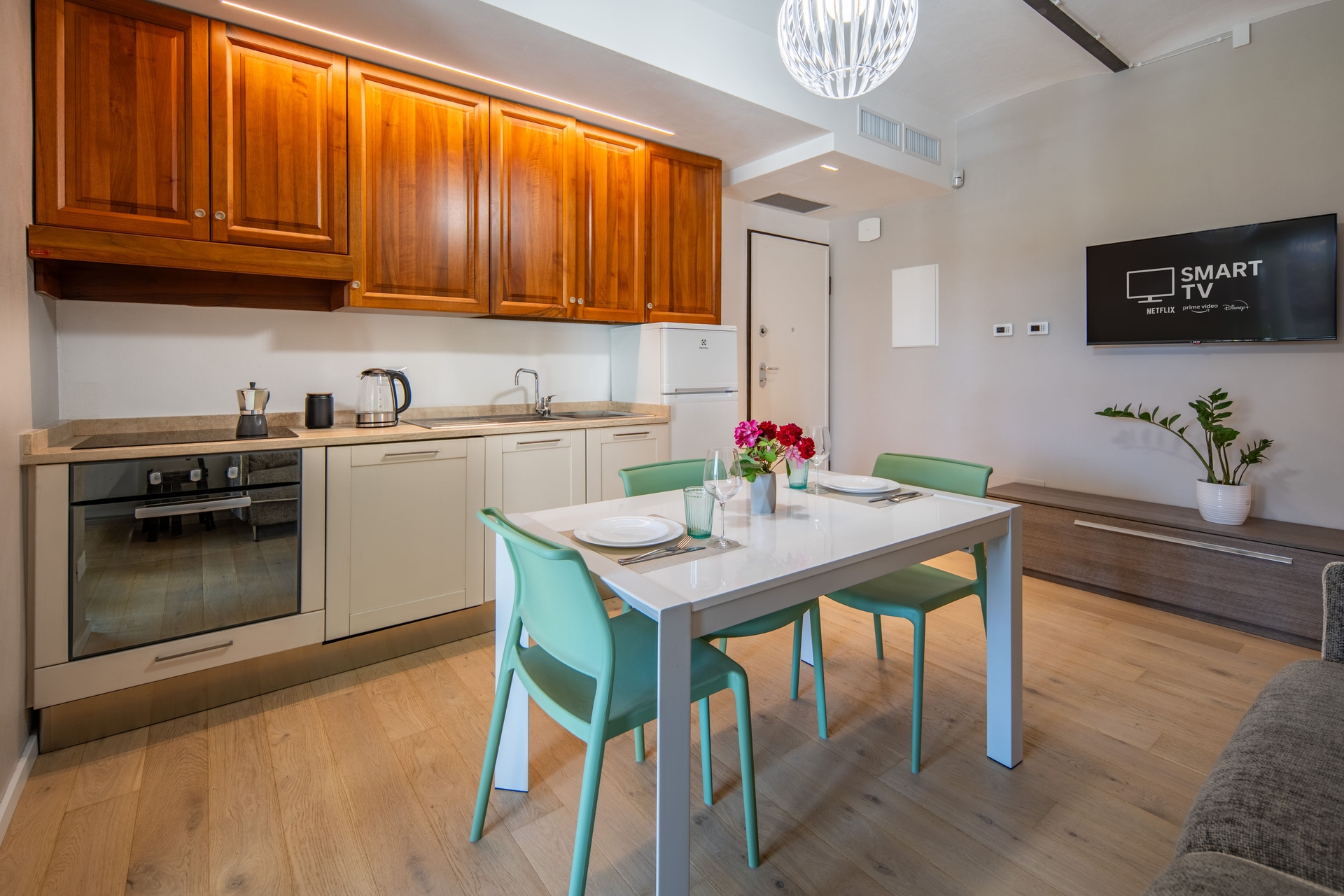 Alba Palace Luxury Apartments - White