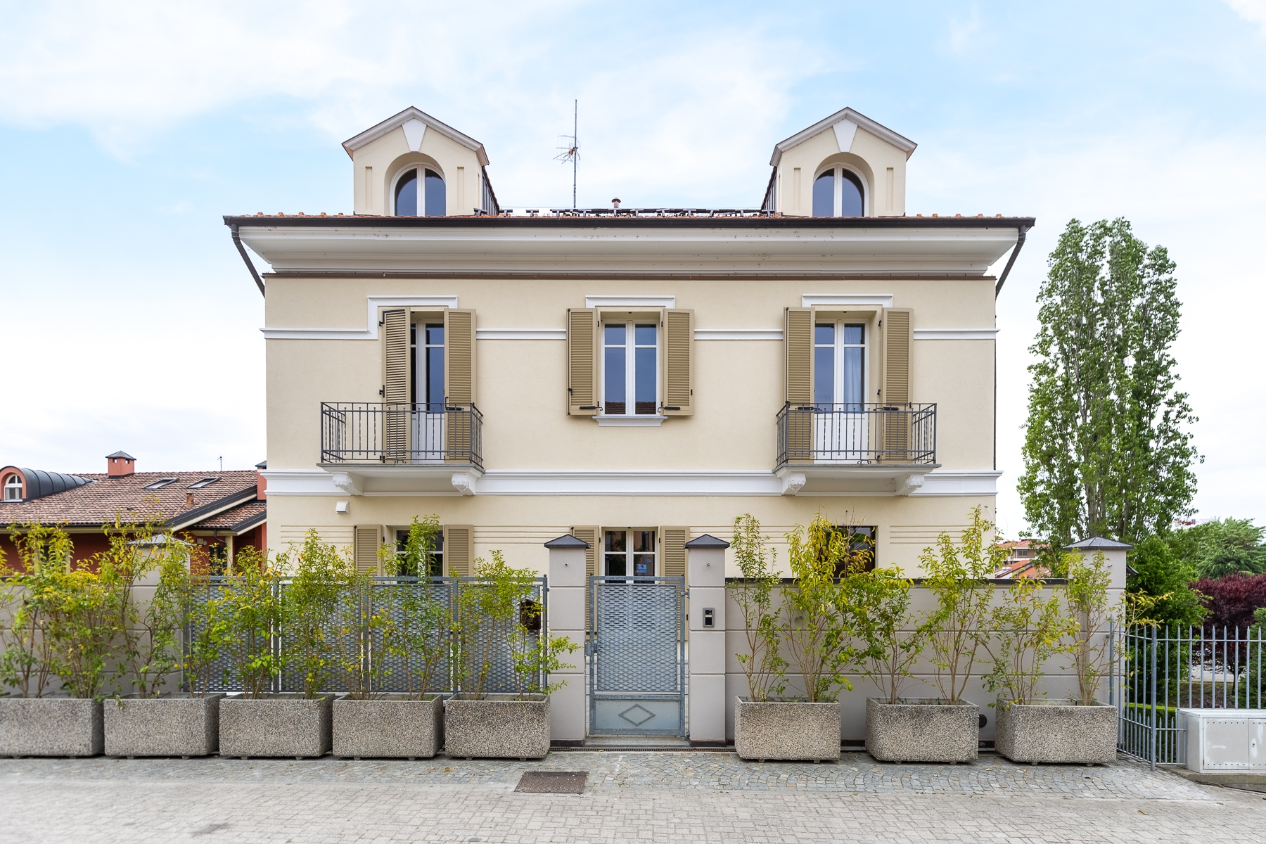 Alba Palace Luxury Apartments - Yellow