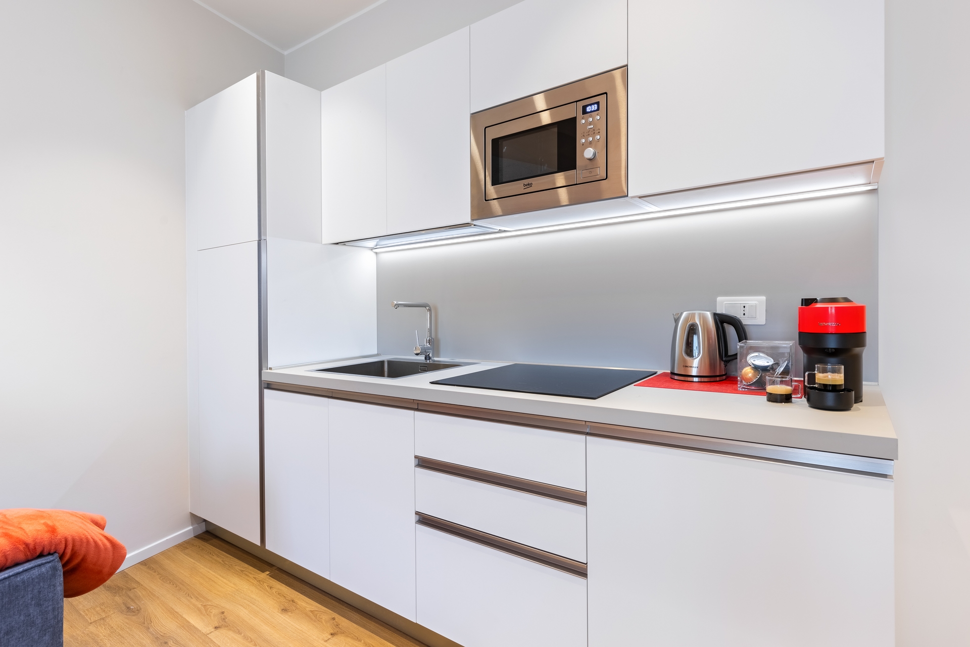 C8 Apartments: Rosso Rubino 03