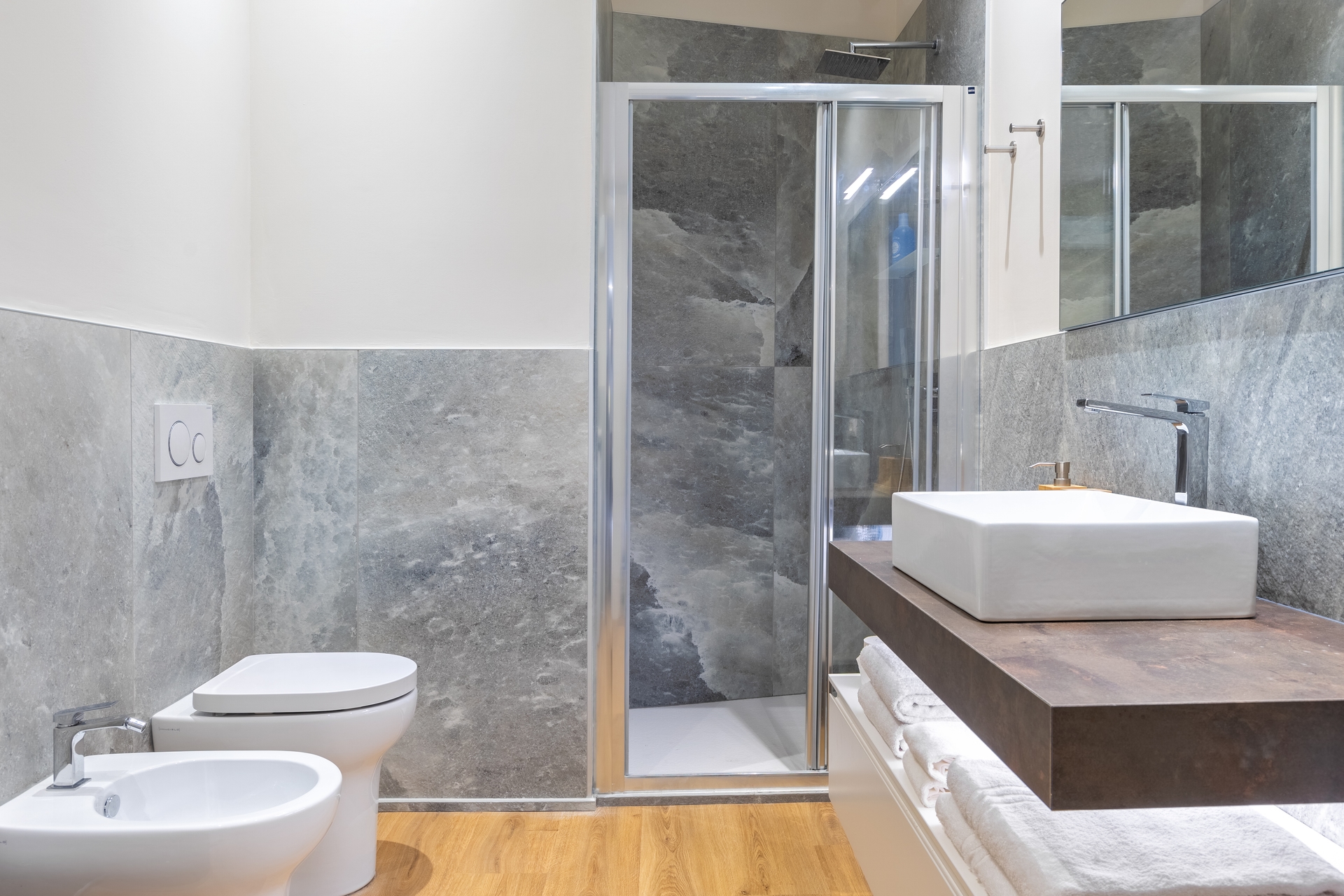 C8 Apartments: Rosso Rubino 03