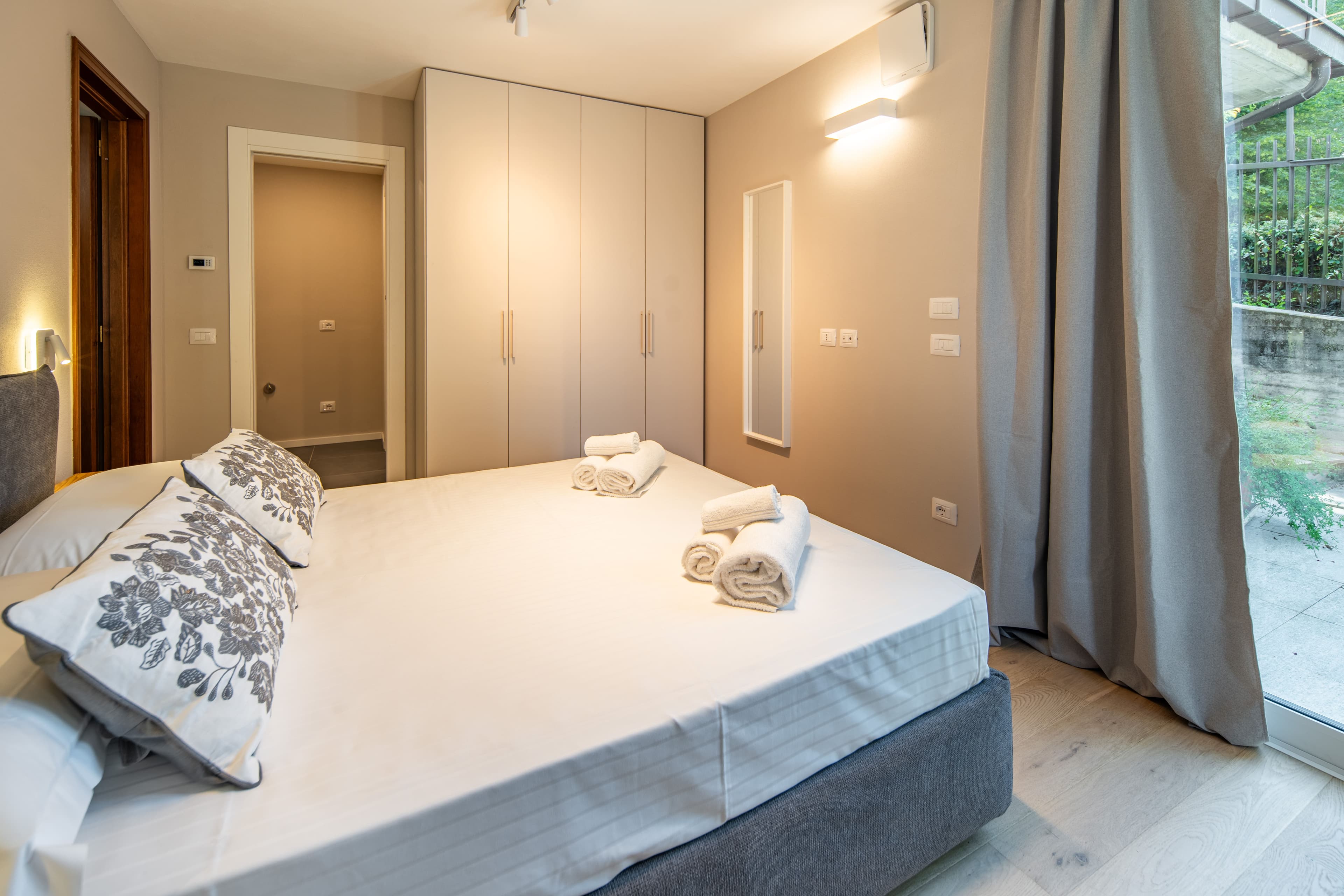 Alba Palace Luxury Apartments - White