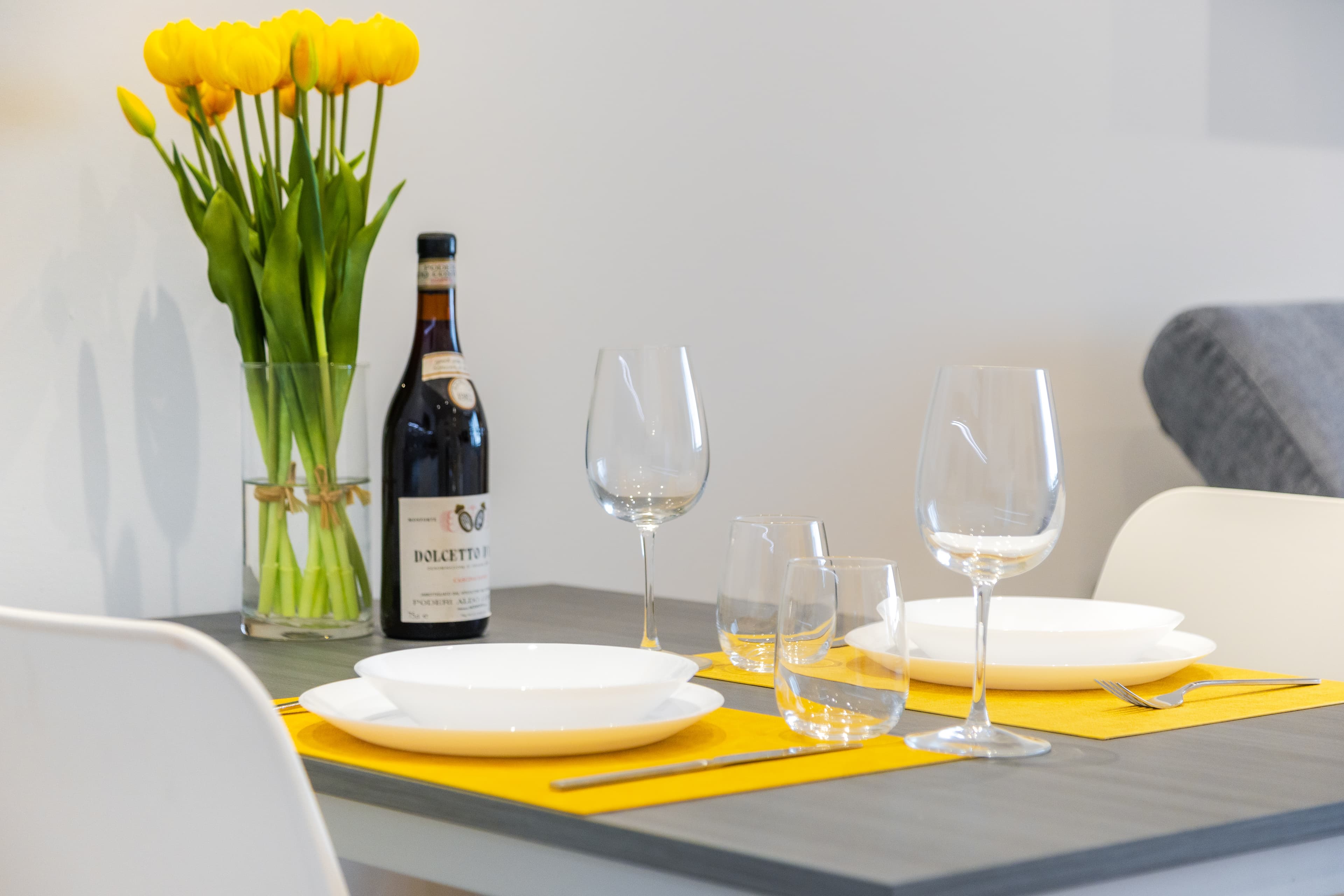 C8 Apartments: Giallo Senape 02