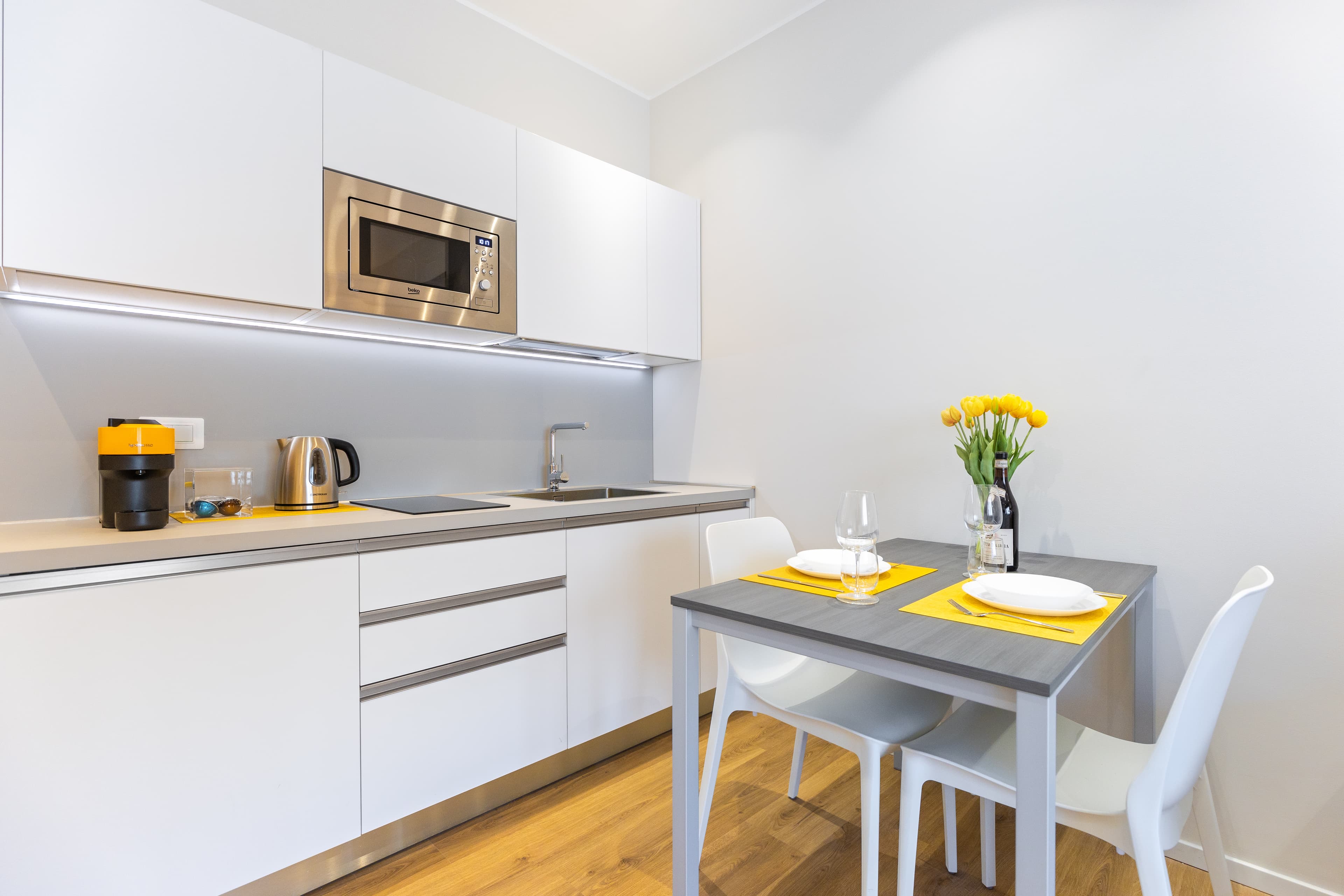 C8 Apartments: Giallo Senape 02