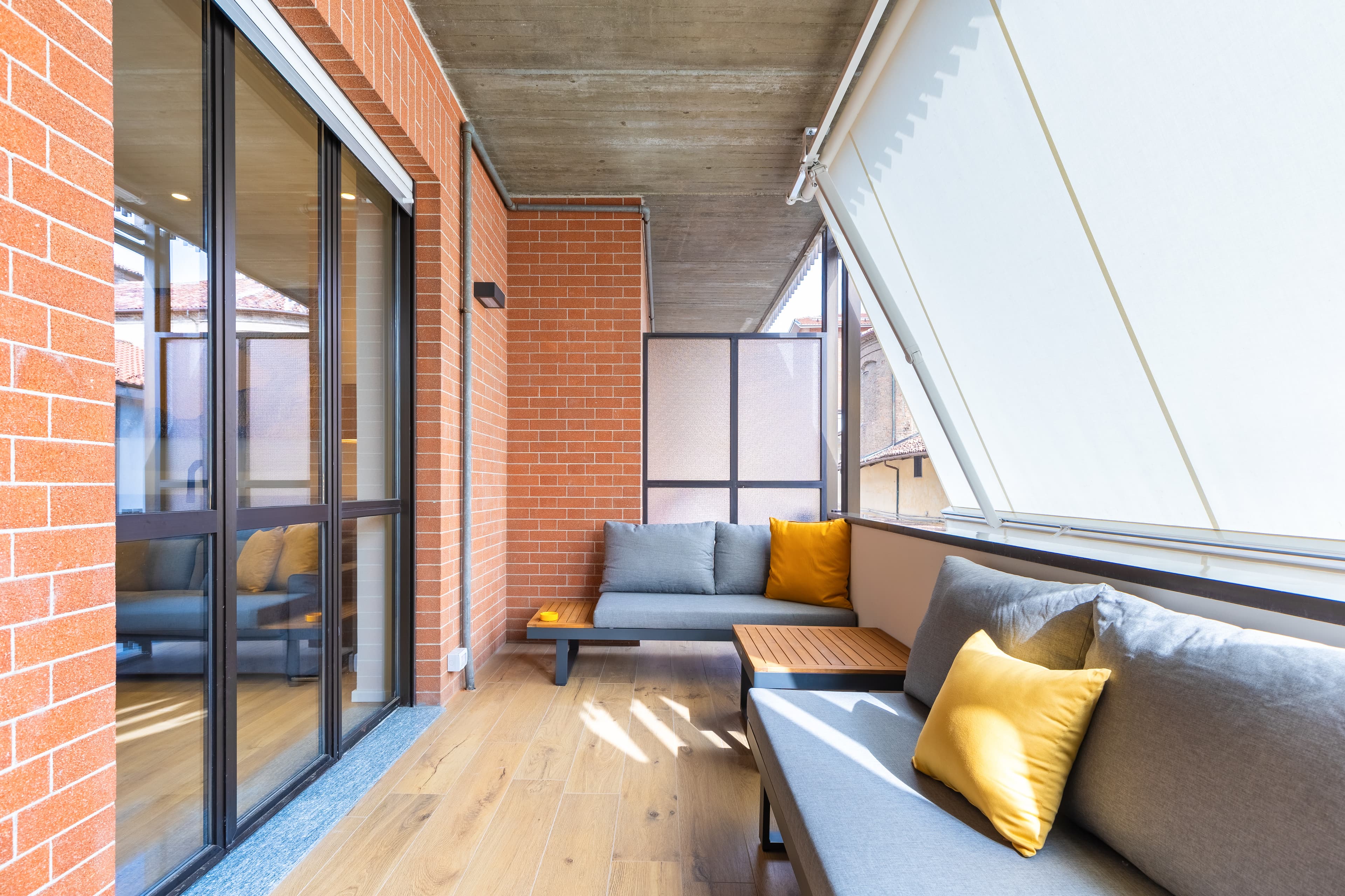 C8 Apartments: Giallo Senape 02